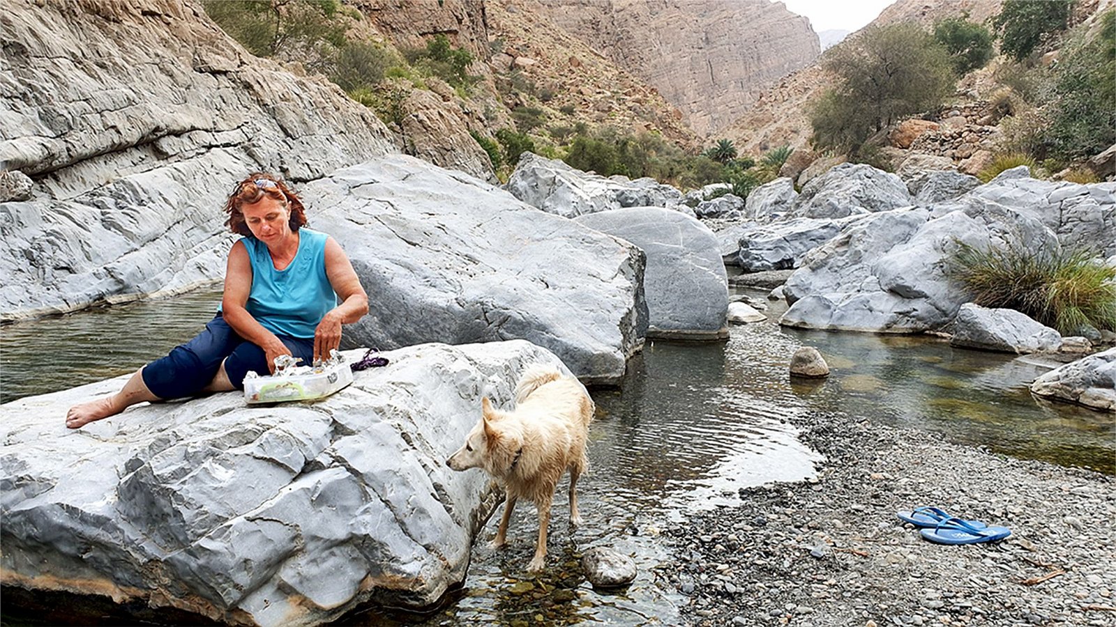 Christine Kiefer im Wadi Mibam mit ihrem Hund Gaia. So sehr sie den Oman liebt, momentan fühlt sich sie sich in dem Land nicht wohl.Foto: Christine Kiefer im Wadi Mibam mit ihrem Hund Gaia. So sehr sie den Oman liebt, momentan fühlt sich sie sich in dem Land nicht wohl.Foto: 