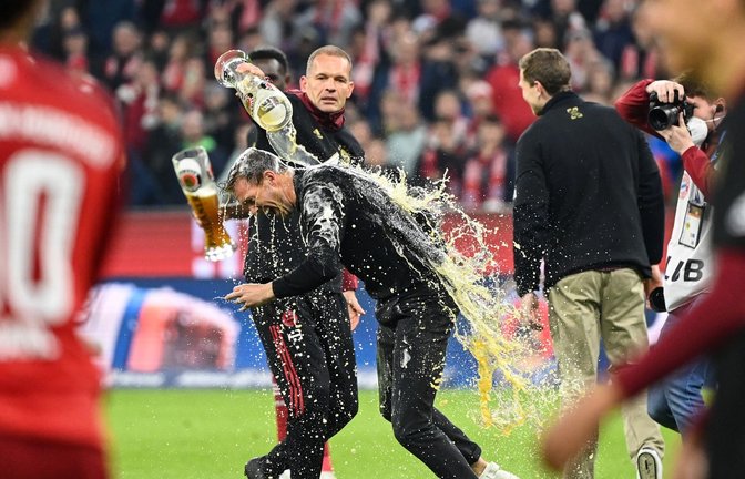Bayern-Trainer Nagelsmann konnte sich nach dem Sieg gegen Dortmund der Bierdusche nicht entziehen.<span class='image-autor'>Foto: Matthias Balk/dpa</span>