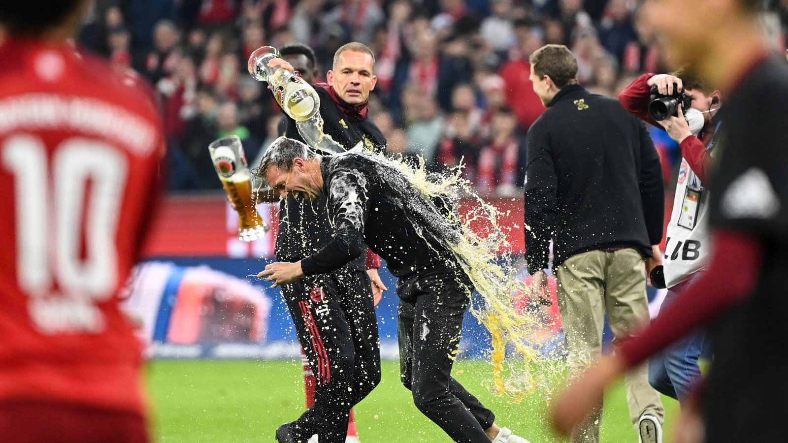 Bayern-Trainer Nagelsmann konnte sich nach dem Sieg gegen Dortmund der Bierdusche nicht entziehen.Foto: Matthias Balk/dpa