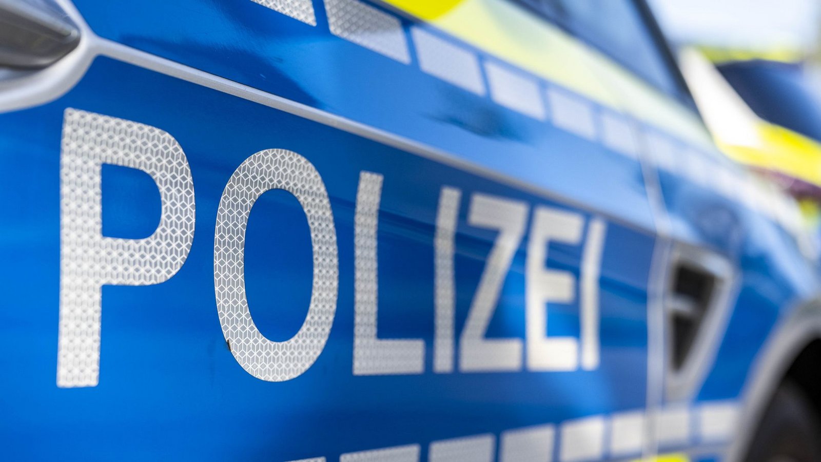 Die Polizei brachte den Fahrer zu einer Blutentnahme ins Krankenhaus. (Symbolbild)Foto: dpa/David Inderlied
