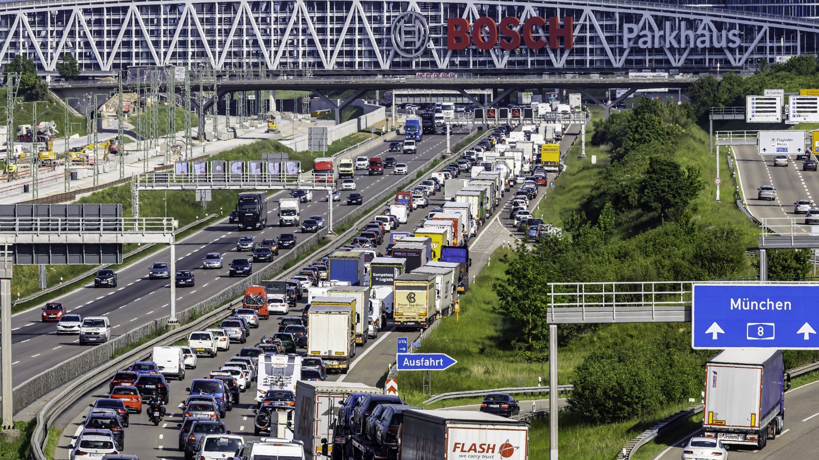Auch auf der A8 im Raum Stuttgart kann es an Pfingsten voll werden. (Archivbild)Foto: IMAGO/Arnulf Hettrich Auch auf der A8 im Raum Stuttgart kann es an Pfingsten voll werden. (Archivbild)Foto: IMAGO/Arnulf Hettrich