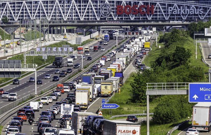 Auch auf der A8 im Raum Stuttgart kann es an Pfingsten voll werden. (Archivbild)<span class='image-autor'>Foto: IMAGO/Arnulf Hettrich</span>
