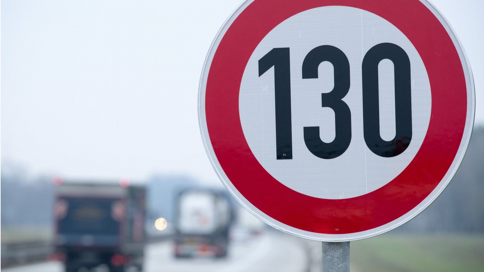 Welche Parteien setzen sich für ein Tempolimit auf deutschen Autobahnen bei der Europawahl ein? (Symbolbild)Foto: dpa/Jens Büttner