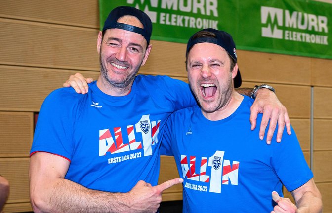 Trainer Iker Romero (li.), Geschäftsführer Bastian Spahlinger: Aufstiegsjubel bei der SG BBM.<span class='image-autor'>Foto: IMAGO/wolf-sportfoto</span>