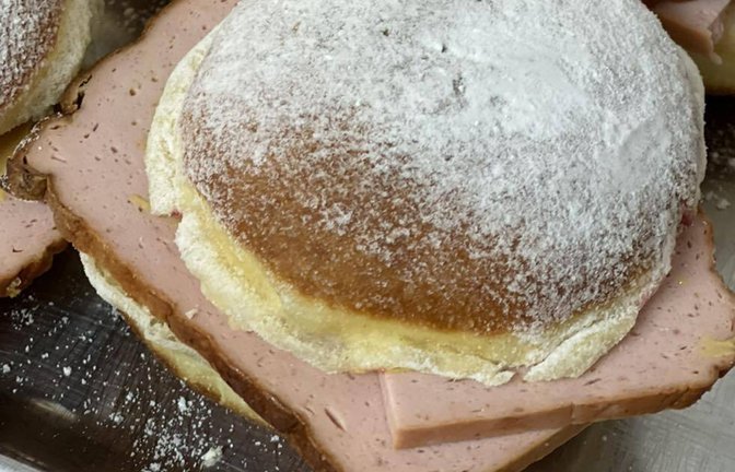 Die Bäckerei Lang in Linkenheim-Hochstetten verkauft in der Faschingszeit ihre Berliner auch mit Leberkäse.<span class='image-autor'>Foto: Bäckerei Lang</span>