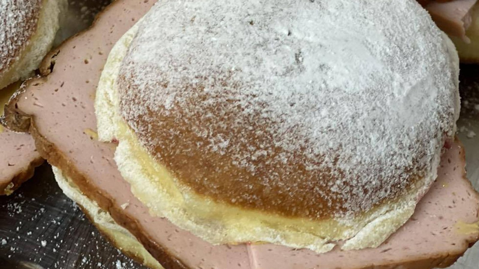 Die Bäckerei Lang in Linkenheim-Hochstetten verkauft in der Faschingszeit ihre Berliner auch mit Leberkäse.Foto: Bäckerei Lang