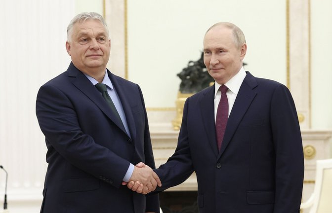 Wladimir Putin begrüßt Viktor Orbán.<span class='image-autor'>Foto: dpa/Valeriy Sharifulin</span>