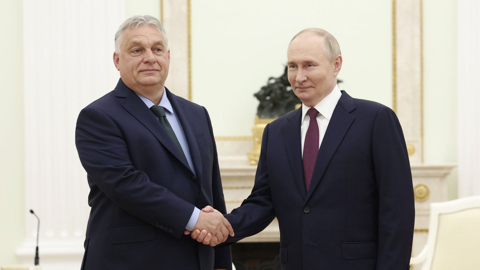 Wladimir Putin begrüßt Viktor Orbán.Foto: dpa/Valeriy Sharifulin Wladimir Putin begrüßt Viktor Orbán.Foto: dpa/Valeriy Sharifulin