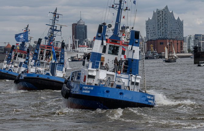 Hafenschlepper fahren zum Hafengeburtstag in Hamburg das beliebte Schlepperballett.<span class='image-autor'>Foto: Markus Scholz/dpa</span>