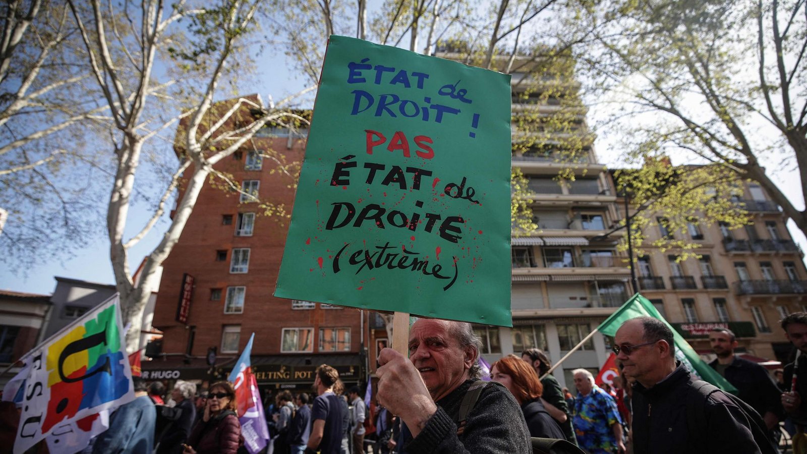 Einen „Rechtsstaat, keinen rechten Staat“, fordert dieser Demonstrant in Paris.Foto: AFP/Valentine Chapuis