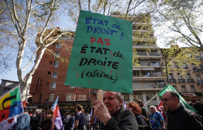 Einen „Rechtsstaat, keinen rechten Staat“, fordert dieser Demonstrant in Paris.<span class='image-autor'>Foto: AFP/Valentine Chapuis</span>