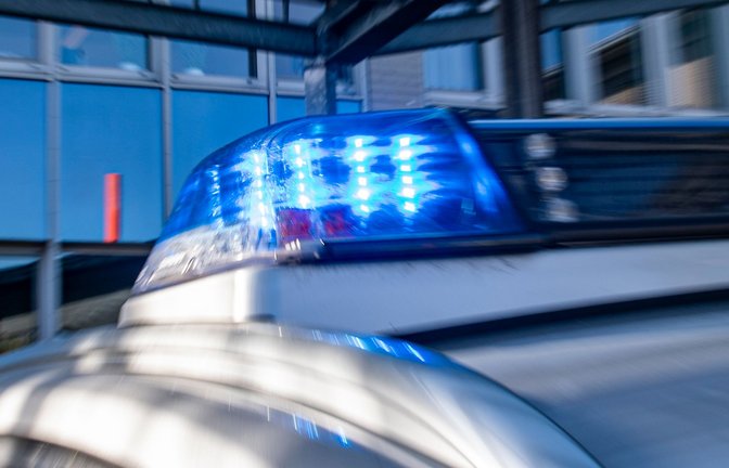 Das Blaulicht an einem Polizeiwagen: Die Polizei verhaftete einen Mann im Saarland, der seine Lebensgefährtin getötet haben soll.<span class='image-autor'>Foto: David Inderlied/dpa</span>