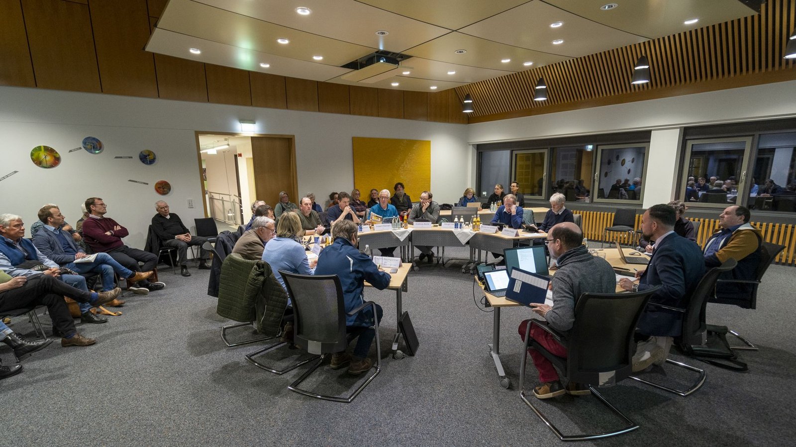 In die Diskussion mischte sich die Frage nach der richtigen Tontechnik, die es im Sitzungssaal des Rathauses nicht gibt.Foto: Jürgen Bach In die Diskussion mischte sich die Frage nach der richtigen Tontechnik, die es im Sitzungssaal des Rathauses nicht gibt.Foto: Jürgen Bach