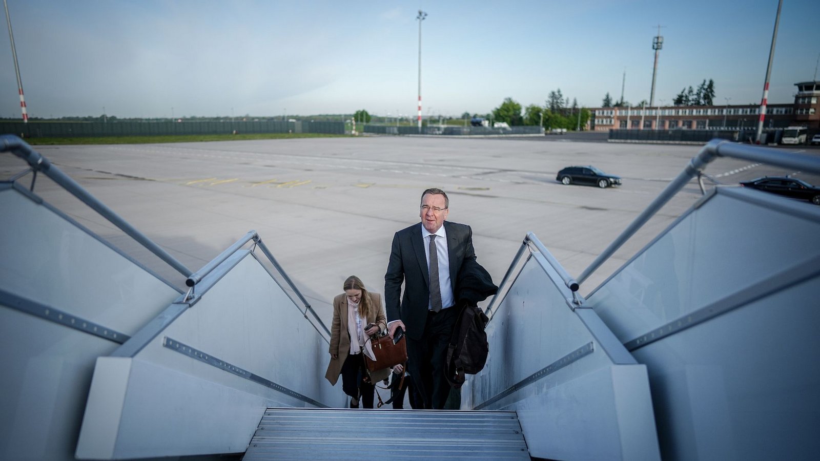 Bundesverteidigungsminister Boris Pistorius auf dem Weg nach Paris.Foto: Kay Nietfeld/dpa