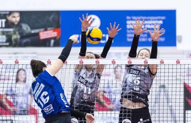 Stuttgarts Mikala Mogensen überwindet den Erfurter Block<span class='image-autor'>Foto: imago/Dühring</span>