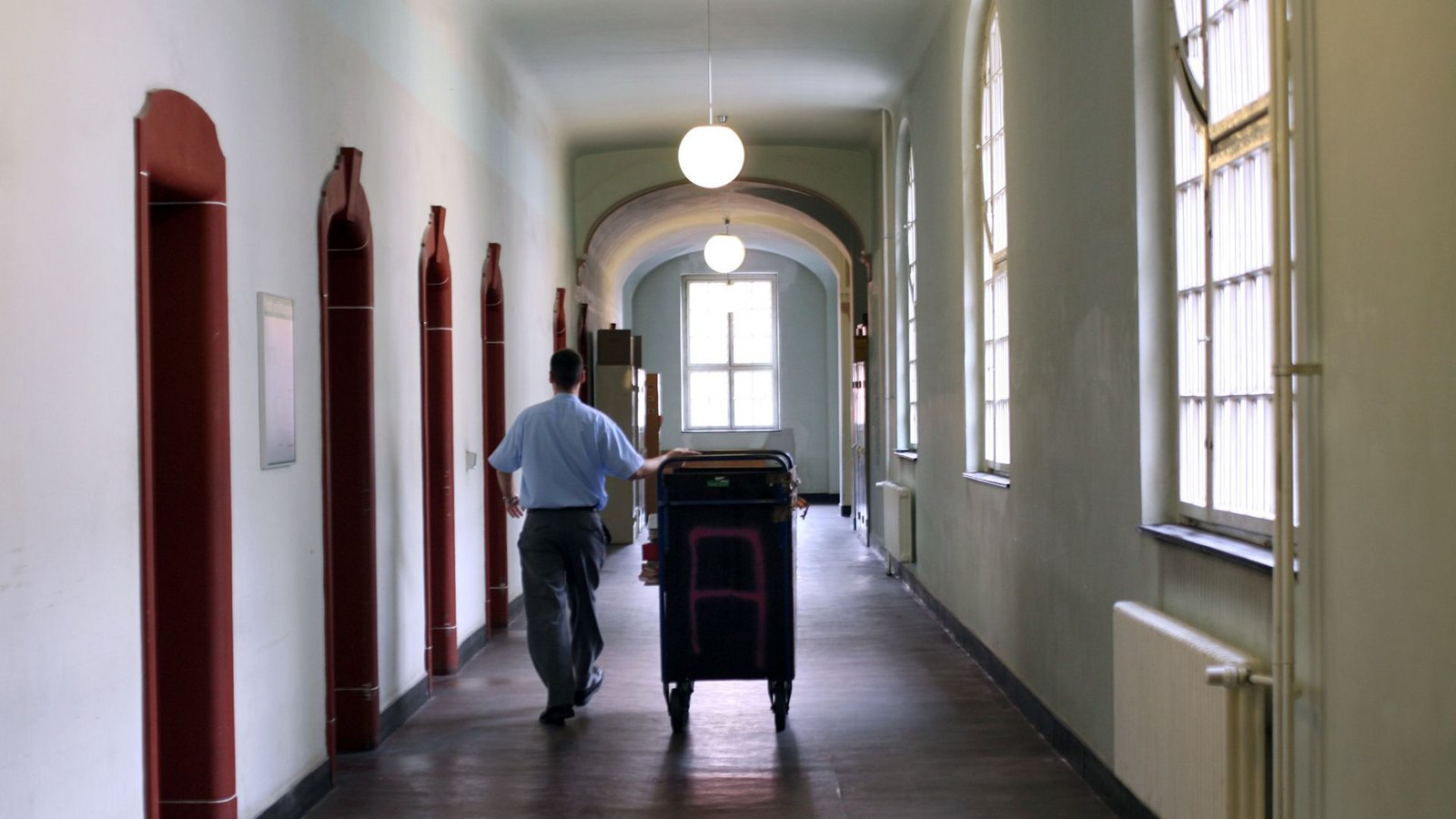 Aktentransport in den Amtsstuben – die Justiz soll digitaler werden.Foto: Caro / Ponizak Aktentransport in den Amtsstuben – die Justiz soll digitaler werden.Foto: Caro / Ponizak