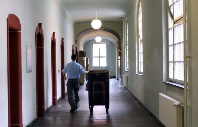 Aktentransport in den Amtsstuben – die Justiz soll digitaler werden.<span class='image-autor'>Foto: Caro / Ponizak</span>