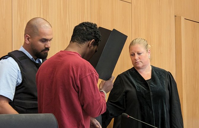 Ganz zum Ende der Verhandlung hat sich der Angeklagte, hier mit seiner Verteidigerin Corinna Nagel, doch noch entschuldigt.<span class='image-autor'>Foto: Bäßler</span>