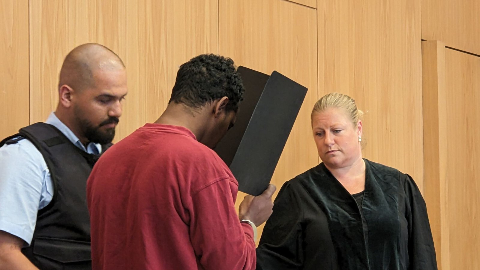 Ganz zum Ende der Verhandlung hat sich der Angeklagte, hier mit seiner Verteidigerin Corinna Nagel, doch noch entschuldigt.Foto: Bäßler Ganz zum Ende der Verhandlung hat sich der Angeklagte, hier mit seiner Verteidigerin Corinna Nagel, doch noch entschuldigt.Foto: Bäßler