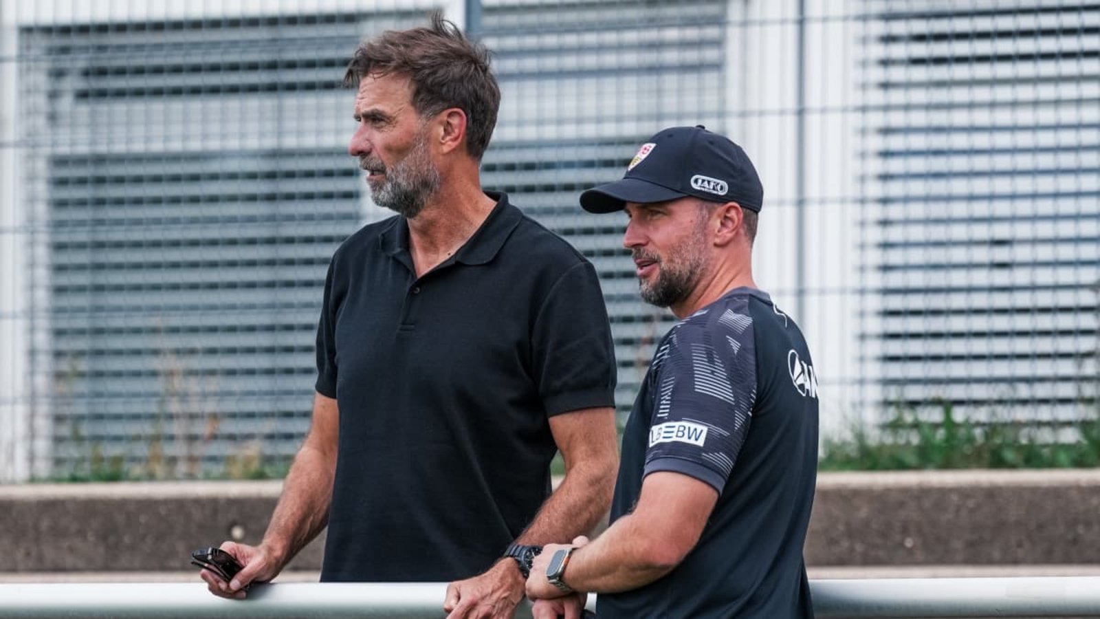 Bundestrainer Jürgen Klopp (li.) als Zaungast beim Profitraining des VfB mit Chefcoach Sebastian Hoeneß.VfB Bundestrainer Jürgen Klopp (li.) als Zaungast beim Profitraining des VfB mit Chefcoach Sebastian Hoeneß.VfB