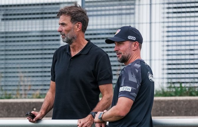 Bundestrainer Jürgen Klopp (li.) als Zaungast beim Profitraining des VfB mit Chefcoach Sebastian Hoeneß.<span class='image-autor'>VfB</span>