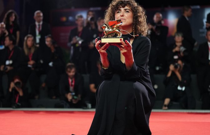 Die dänische Regisseurin May el-Toukhy, Gewinnerin des Goldenen Löwen für den besten Film für "Woman Unknown", posiert mit ihrem Preis für die Fotografen<span class='image-autor'>Scott A Garfitt/Invision/AP/dpa</span>
