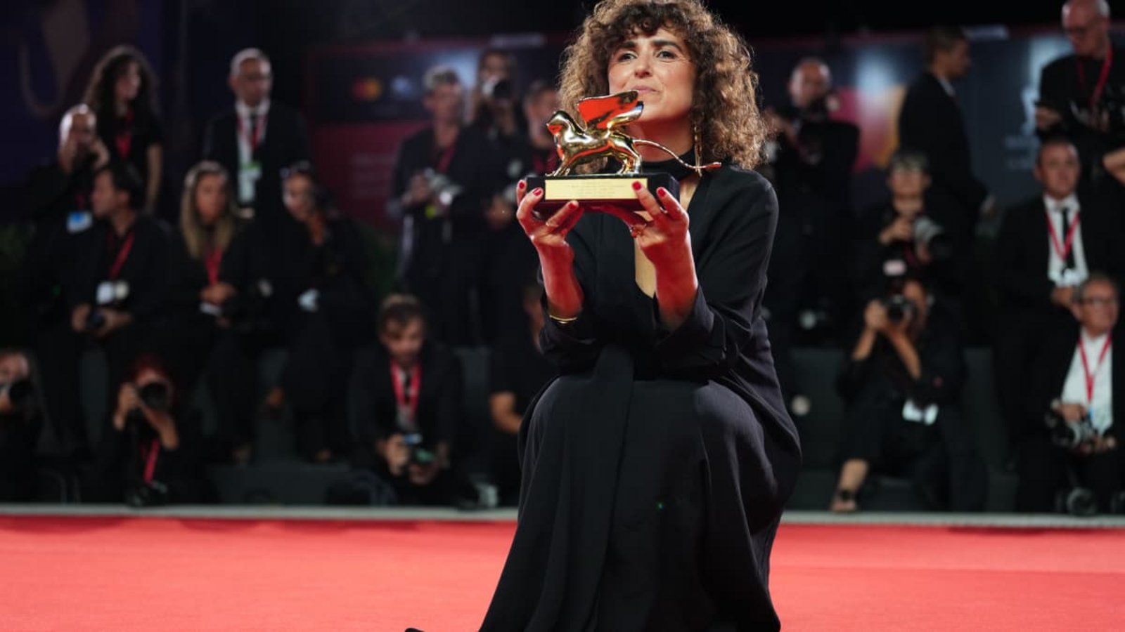 Die dänische Regisseurin May el-Toukhy, Gewinnerin des Goldenen Löwen für den besten Film für "Woman Unknown", posiert mit ihrem Preis für die FotografenScott A Garfitt/Invision/AP/dpa