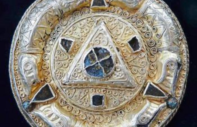 Die Goldscheibenfibel von Freiberg-Beihingen trägt das Zeichen der Dreifaltigkeit. Foto: st