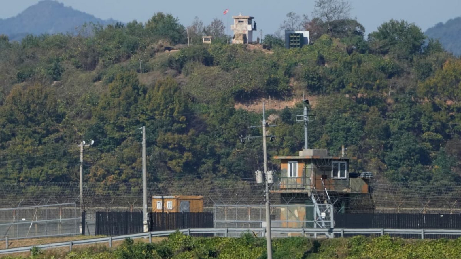 Ein nordkoreanischer Militärposten (oben) und ein südkoreanischer Posten (unten) sind nahe der Grenze zu Nordkorea zu sehen.Ahn Young-joon/AP/dpa