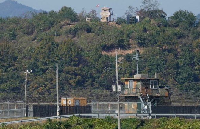 Ein nordkoreanischer Militärposten (oben) und ein südkoreanischer Posten (unten) sind nahe der Grenze zu Nordkorea zu sehen.<span class='image-autor'>Ahn Young-joon/AP/dpa</span>
