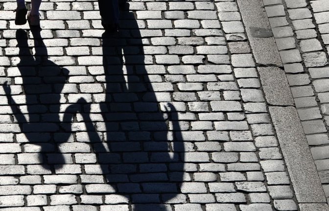 Zahlt ein Elternteil keinen Unterhalt für das gemeinsame Kind, springt der Staat ein.<span class='image-autor'>dpa-Zentralbild</span>
