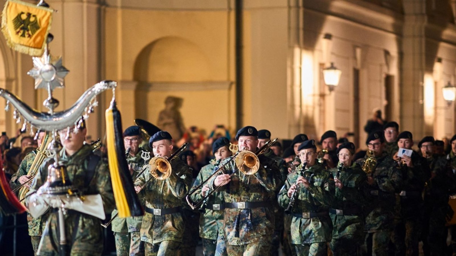 Das Heeresmusikkorps Ulm im Ludwigsburger Schlosshof. Foto: Steffen Schmid