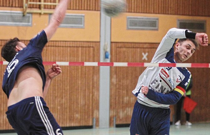 Hatte Käfertals Marcel Stoklasa (von links) den Ball auf der Leine, hatte der Block wie hier mit Jaro Jungclaussen das Nachsehen.  Foto: Nachreiner