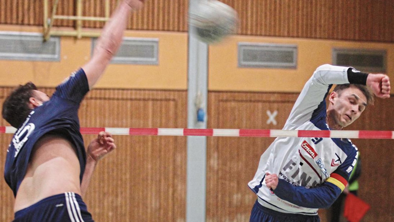 Hatte Käfertals Marcel Stoklasa (von links) den Ball auf der Leine, hatte der Block wie hier mit Jaro Jungclaussen das Nachsehen. Foto: Nachreiner Hatte Käfertals Marcel Stoklasa (von links) den Ball auf der Leine, hatte der Block wie hier mit Jaro Jungclaussen das Nachsehen. Foto: Nachreiner