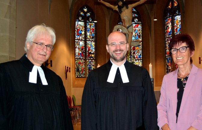 Pfarrer Tobias Wacker (Mitte) mit Schuldekan Dr. Andreas Hinz und Christine Schopf, Vorsitzende des Illinger Kirchengemeinderates.  <span class='image-autor'>Foto: Stahlfeld</span>