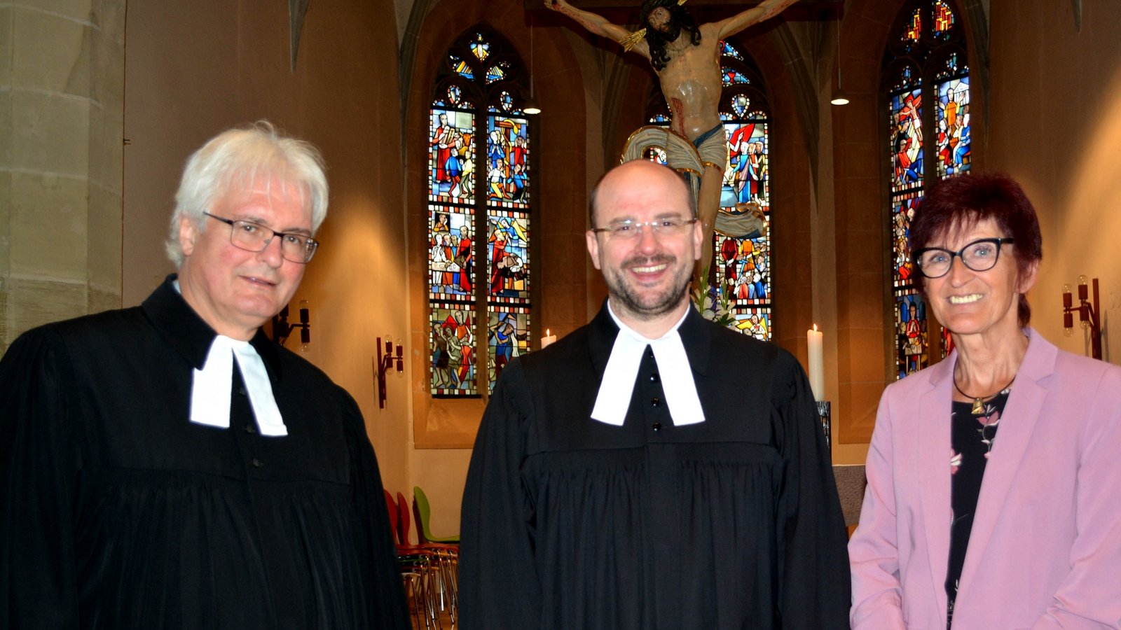 Pfarrer Tobias Wacker (Mitte) mit Schuldekan Dr. Andreas Hinz und Christine Schopf, Vorsitzende des Illinger Kirchengemeinderates.  Foto: Stahlfeld
