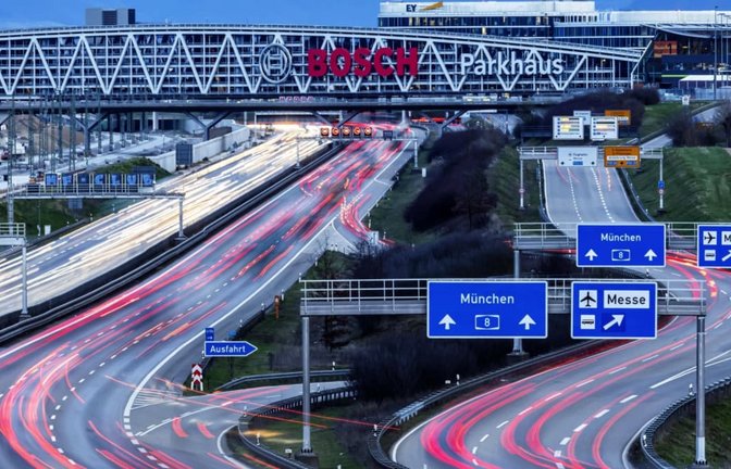 Der Unfall ereignete sich auf Höhe des Bosch-Parkhauses am Flughafen Stuttgart (Symbolbild).<span class='image-autor'>www.imago-images.de</span>