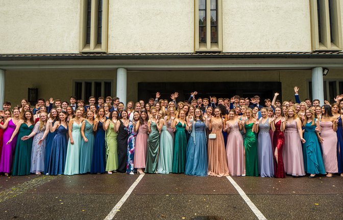 Ein strahlender Jahrgang – so präsentieren sich die Abiturientinnen und Abiturienten des Lichtenstern-Gymnasiums bei ihrem Gottesdienst in St. Laurentius und der anschließenden Feier im Bietigheimer Kronenzentrum. <span class='image-autor'>Foto: p/Max Kruse</span>