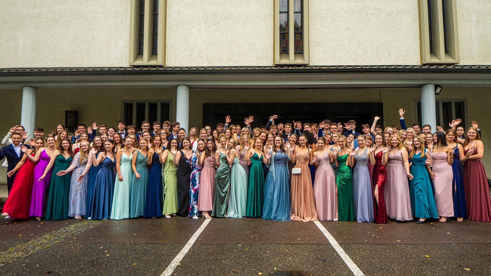 Ein strahlender Jahrgang – so präsentieren sich die Abiturientinnen und Abiturienten des Lichtenstern-Gymnasiums bei ihrem Gottesdienst in St. Laurentius und der anschließenden Feier im Bietigheimer Kronenzentrum. Foto: p/Max Kruse Ein strahlender Jahrgang – so präsentieren sich die Abiturientinnen und Abiturienten des Lichtenstern-Gymnasiums bei ihrem Gottesdienst in St. Laurentius und der anschließenden Feier im Bietigheimer Kronenzentrum. Foto: p/Max Kruse