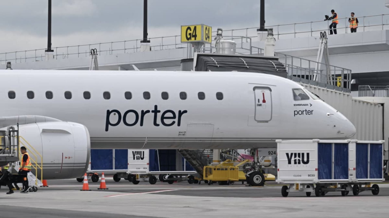 Die Maschine der Fluggesellschaft Porter Airlines musste am Boden bleiben (Symbolbild)IMAGO/ZUMA Press Die Maschine der Fluggesellschaft Porter Airlines musste am Boden bleiben (Symbolbild)IMAGO/ZUMA Press
