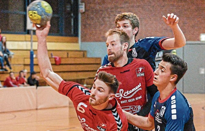 Auch im nächsten Jahr kommt es zum Derby des HC Metter-Enz (in Rot) mit dem TSV Oberriexingen in der Bezirksklasse. Foto: Leitner