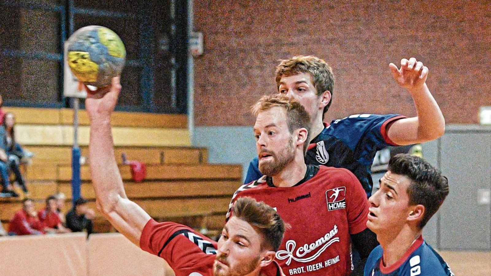 Auch im nächsten Jahr kommt es zum Derby des HC Metter-Enz (in Rot) mit dem TSV Oberriexingen in der Bezirksklasse. Foto: Leitner Auch im nächsten Jahr kommt es zum Derby des HC Metter-Enz (in Rot) mit dem TSV Oberriexingen in der Bezirksklasse. Foto: Leitner