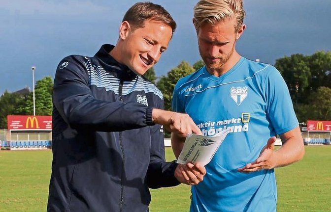 Ramon Gehrmann ist auf den Trainerposten beim SGV Freiberg zurückgekehrt und gibt seinem neuen Innenverteidiger Marco Pischorn sofort die ersten Anweisungen.  Foto: Baumann