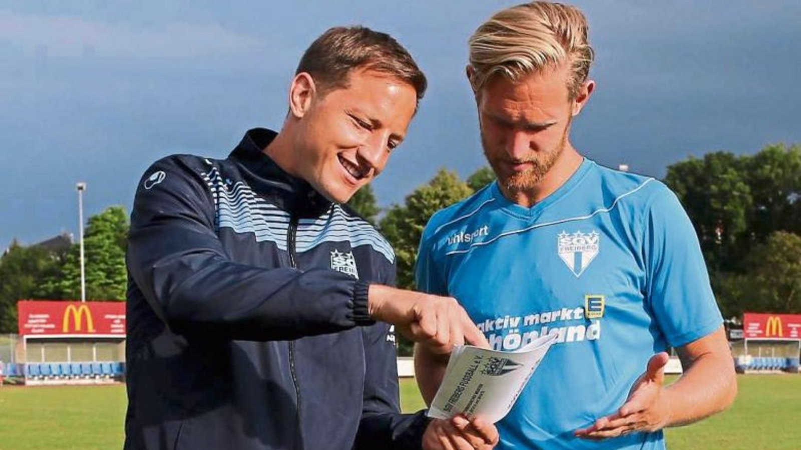 Ramon Gehrmann ist auf den Trainerposten beim SGV Freiberg zurückgekehrt und gibt seinem neuen Innenverteidiger Marco Pischorn sofort die ersten Anweisungen.  Foto: Baumann