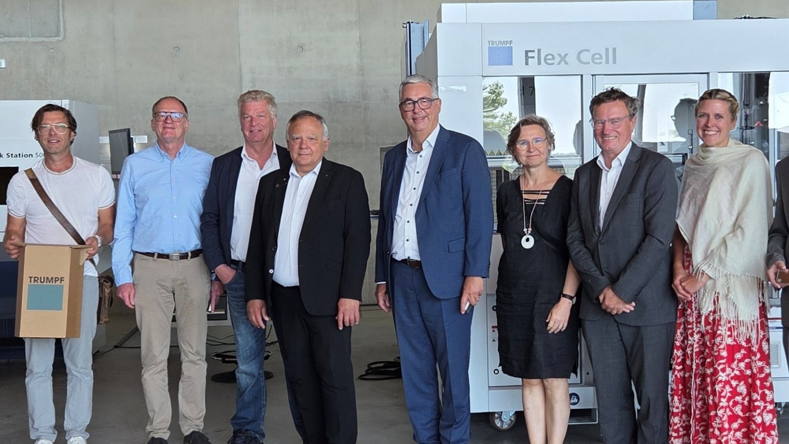 Tamás Major, Geschäftsführer der Trumpf Hungary Kft. (Sechster von links), empfängt die Delegation aus dem Landkreis Ludwigsburg mit Landrat Dietmar Allgaier (rechts daneben) in der Südosteuropa-Zentrale des Unternehmens im Komitat Pest. Foto: Landratsamt Ludwigsburg Tamás Major, Geschäftsführer der Trumpf Hungary Kft. (Sechster von links), empfängt die Delegation aus dem Landkreis Ludwigsburg mit Landrat Dietmar Allgaier (rechts daneben) in der Südosteuropa-Zentrale des Unternehmens im Komitat Pest. Foto: Landratsamt Ludwigsburg