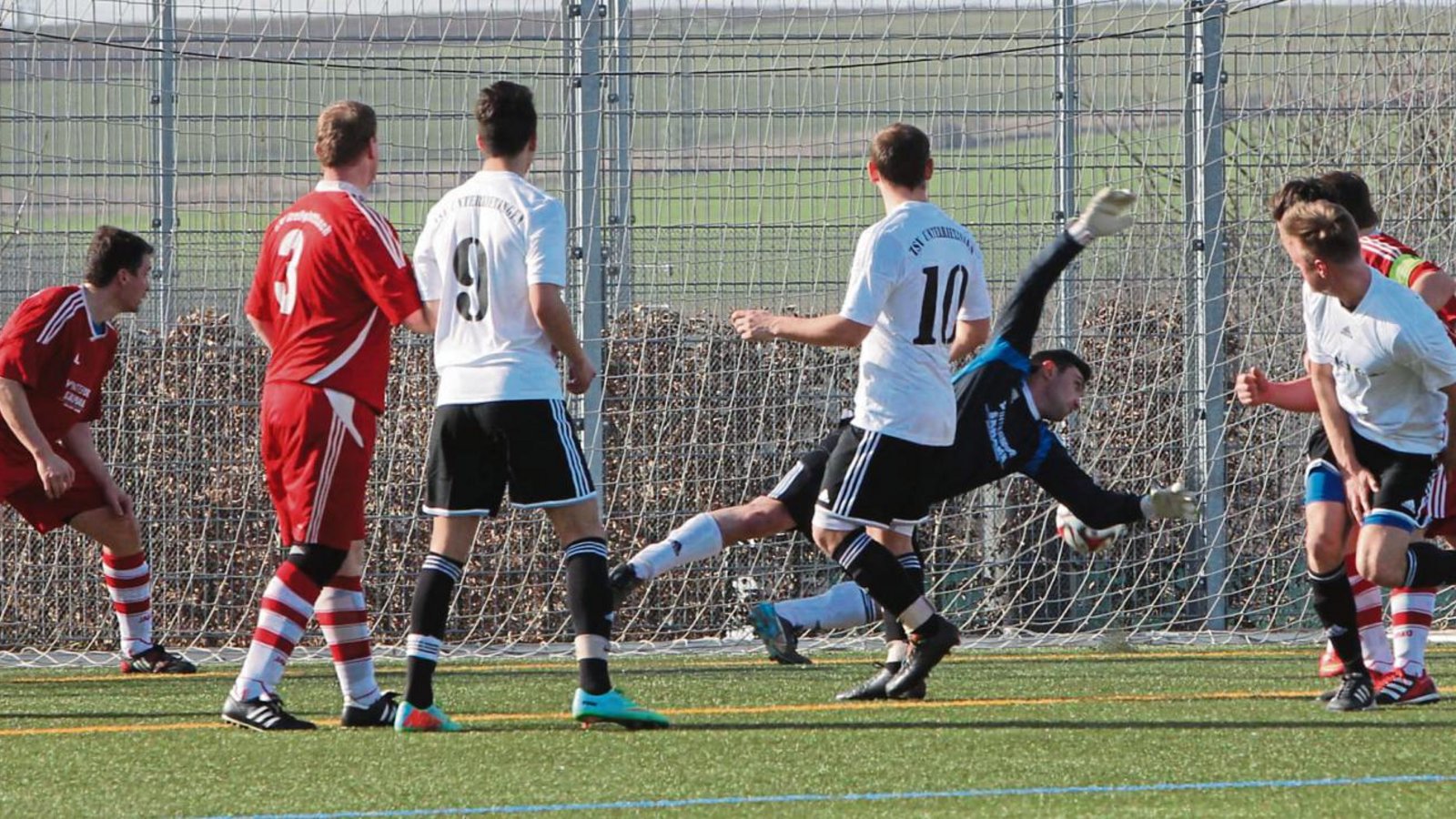 Großglattbachs Torwart Adrian Sieber (hinten) ist beim Kopfballtreffer von Christian Mayer (Zweiter von rechts) zum 2:0 chancenlos. Foto: Nachreiner