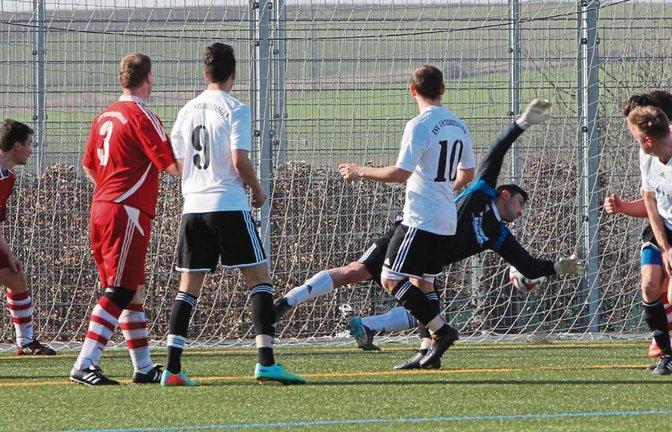 Großglattbachs Torwart Adrian Sieber (hinten) ist beim Kopfballtreffer von Christian Mayer (Zweiter von rechts) zum 2:0 chancenlos. Foto: Nachreiner