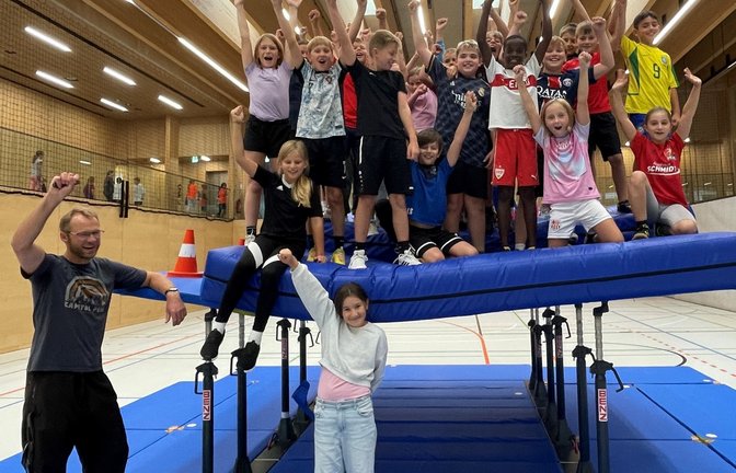 Hoch die Hände: Die Kinder haben beim erlebnispädagogischen Tag in der Kaltensteinhalle offensichtlich eine Menge Spaß.  <span class='image-autor'>Foto: p</span>