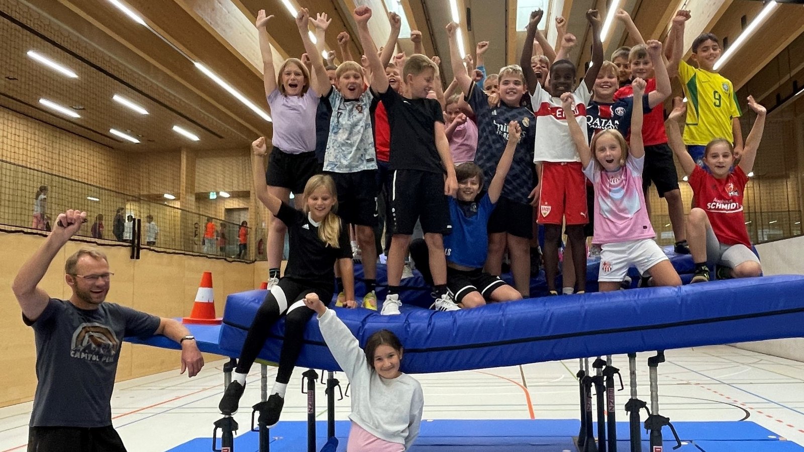 Hoch die Hände: Die Kinder haben beim erlebnispädagogischen Tag in der Kaltensteinhalle offensichtlich eine Menge Spaß.  Foto: p