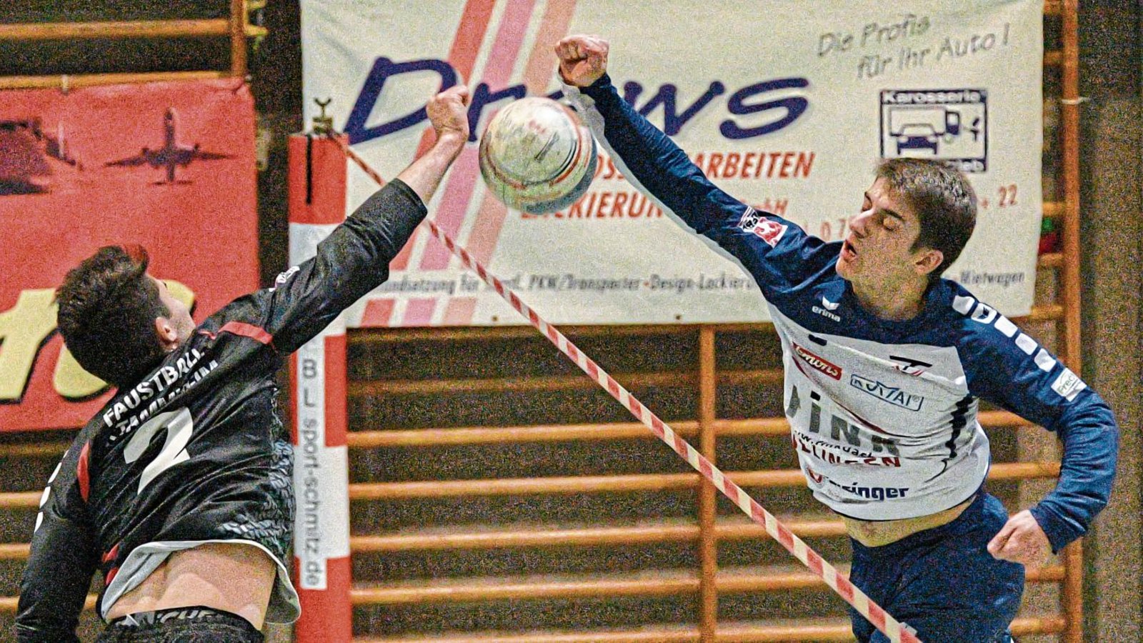 Jakob Kilpper (von rechts) – hier im Duell mit Stammheims Christian Gayer – hatte nicht seinen besten Tag beim Gastspiel des TV Vaihingen beim TVS. Foto: Archiv/Leitner
